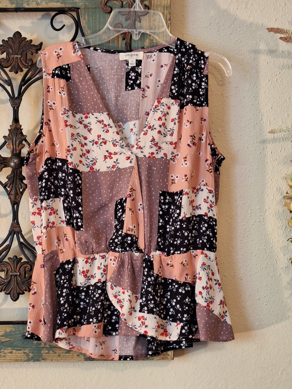 Umgee Pink Black Cream Patchwork Floral V-Neck Peplum Tank. Size Small